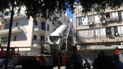  بالفيديو: الشرطة تستعين بطواقم الانقاذ لاقتحام شقة داخل بناية سكنية بيافا